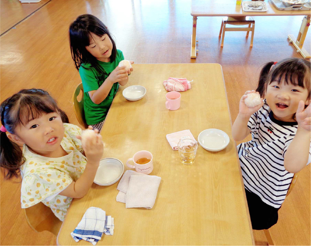 おにぎりを食べる子どもたち