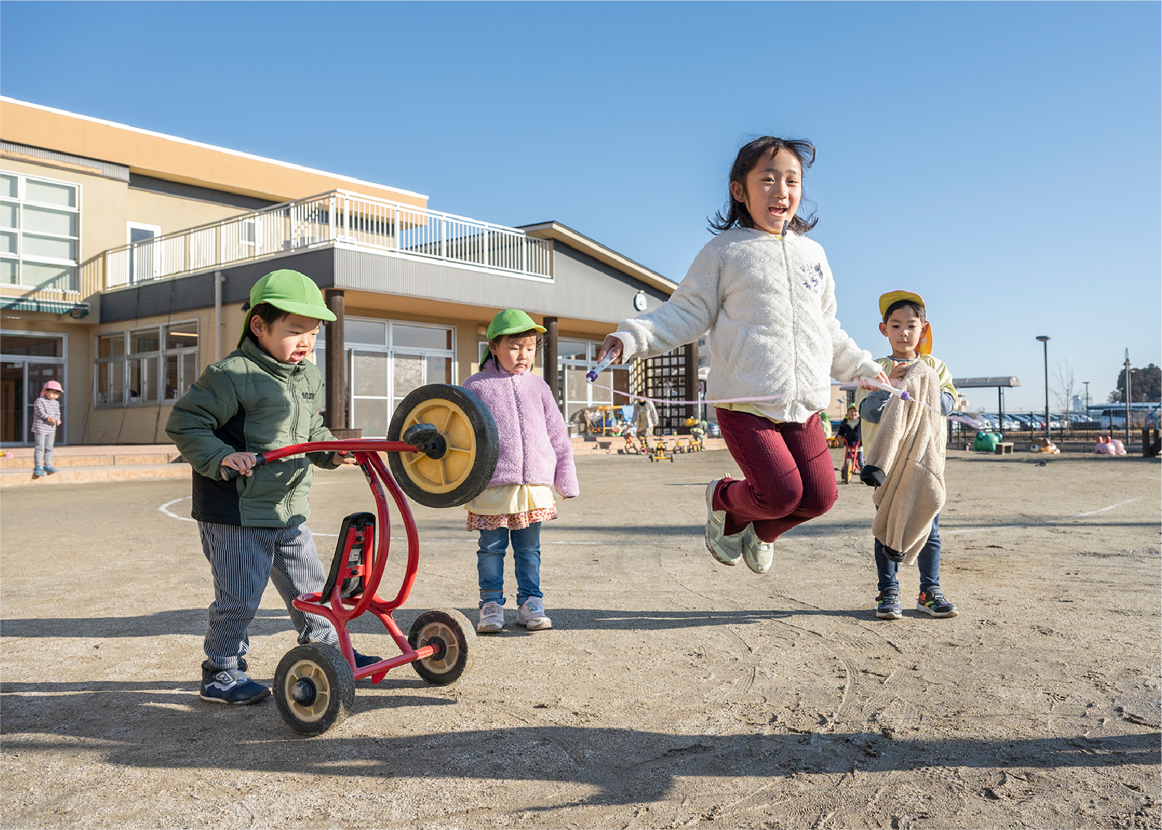 縄跳びをする女の子他