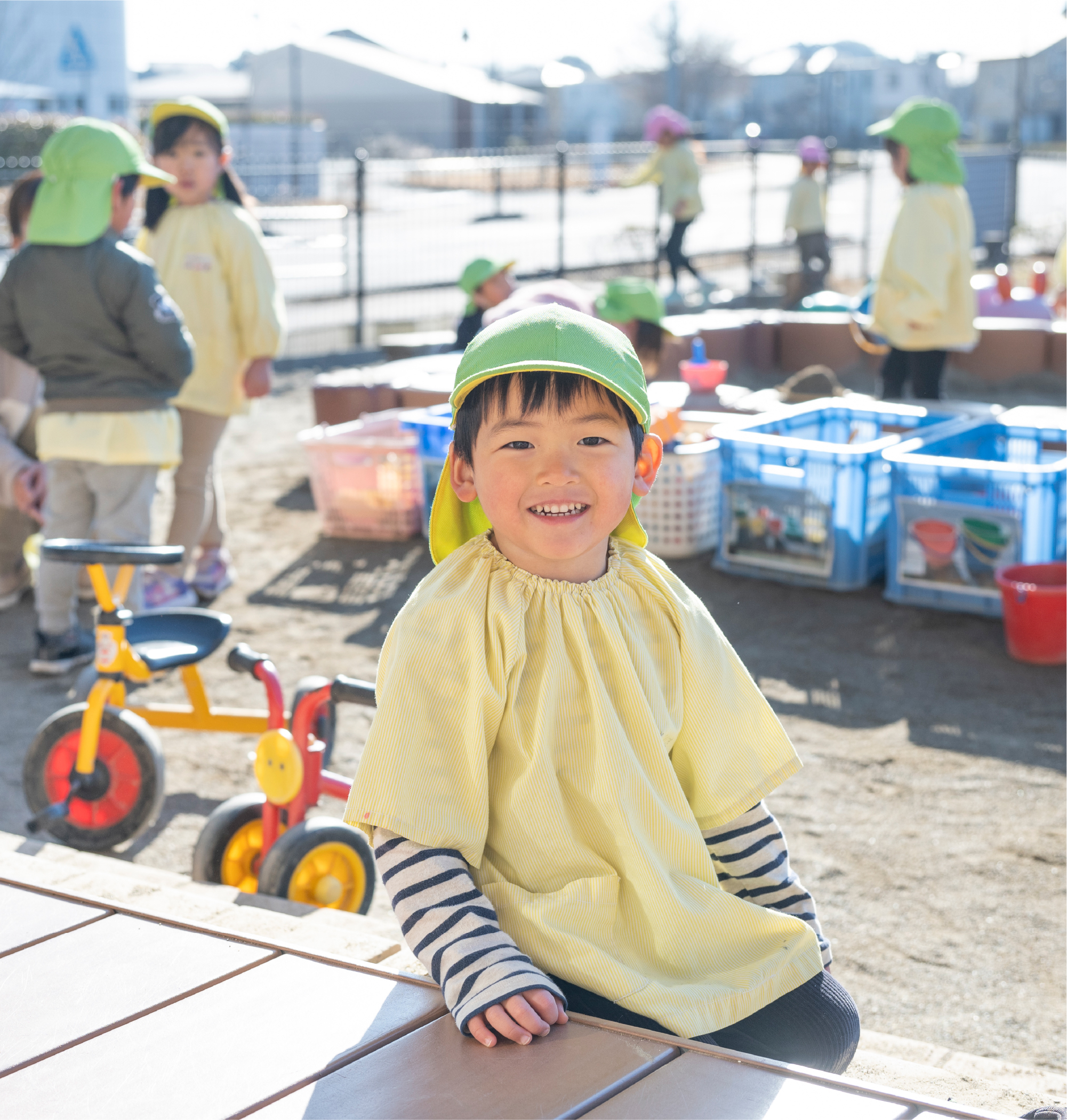 テラスに座る男の子