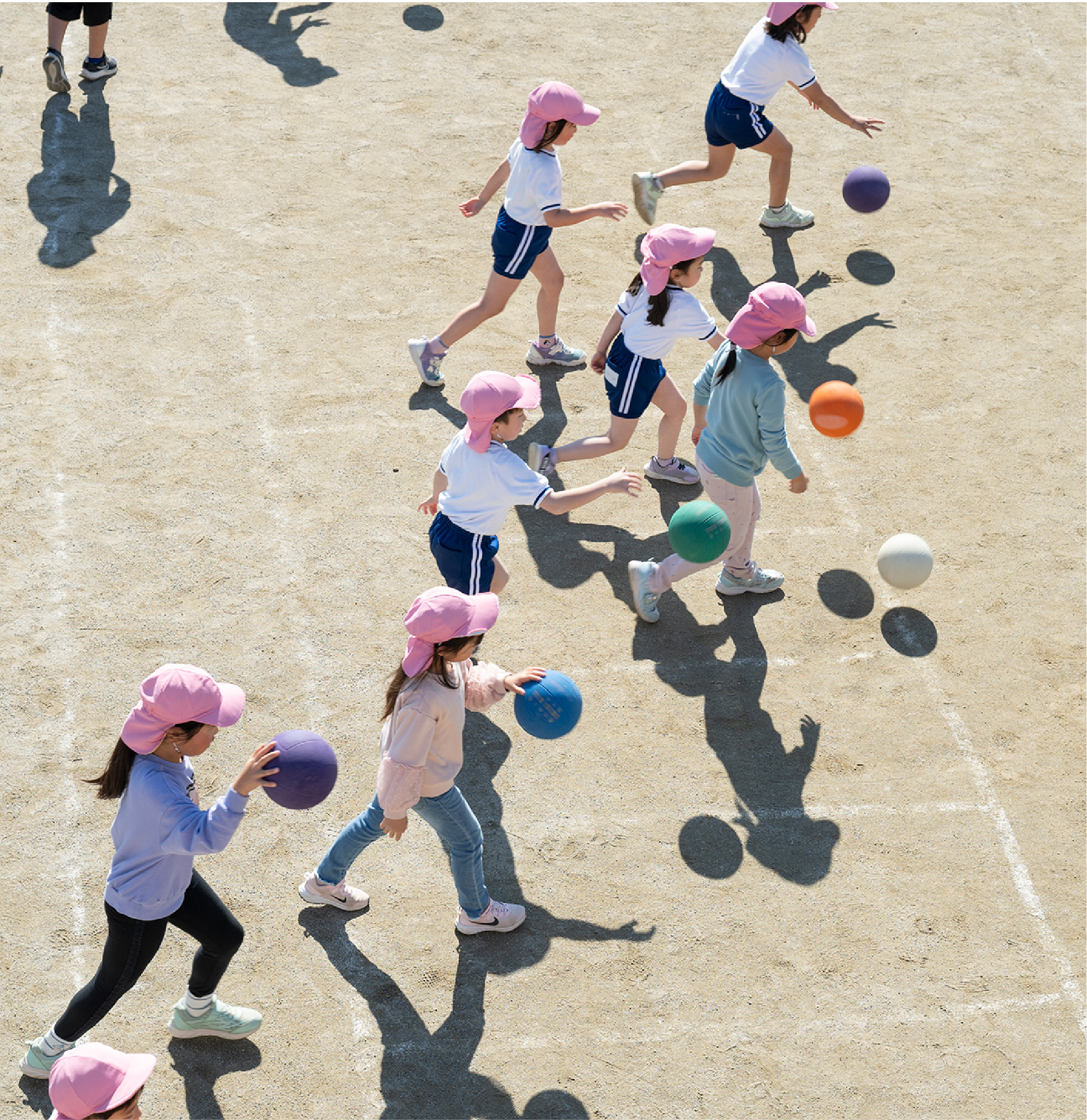 ボールで遊ぶ子どもたち